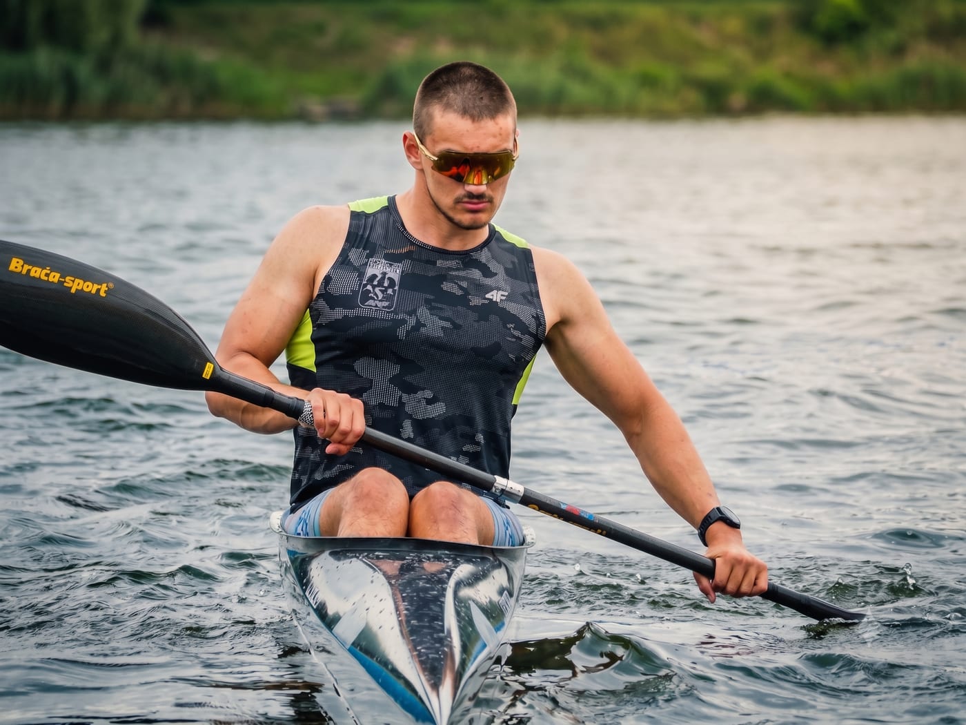 Kacper Kaszuba na wodzie podczas wyścigu w jedynce kajakowej